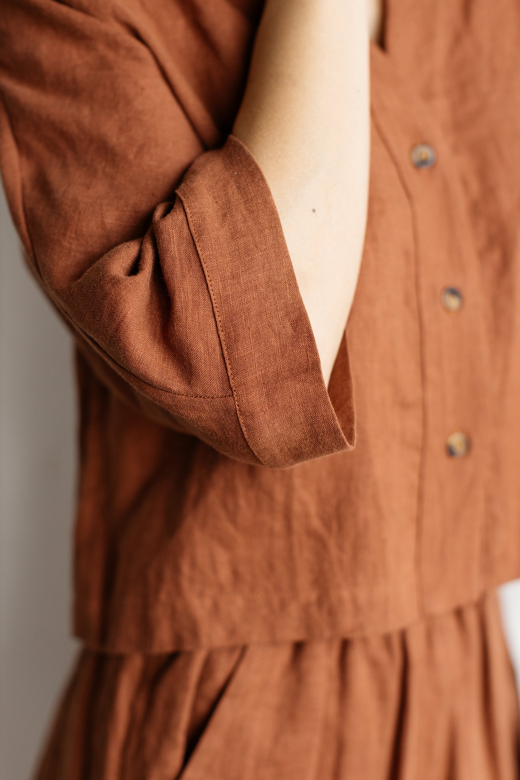 Cropped sleeve length and three buttons at front